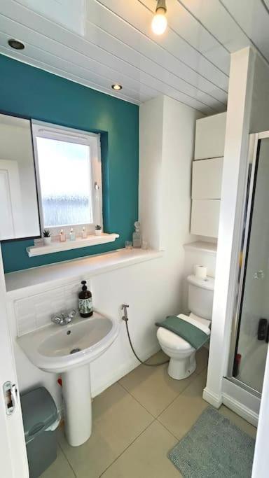 La Casita, Your Home Away From Home - Free Parking Glasgow Bagian luar foto